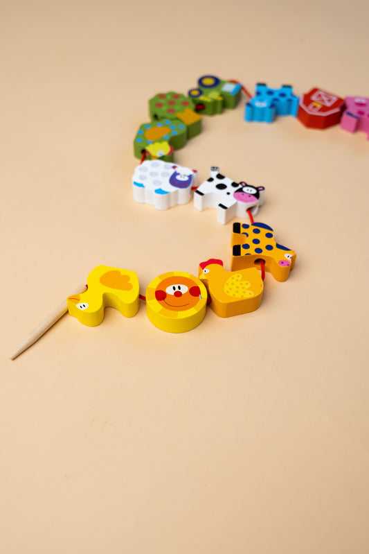 Medinis lavinamasis vėrimo žaidimas „Lacing Farm“